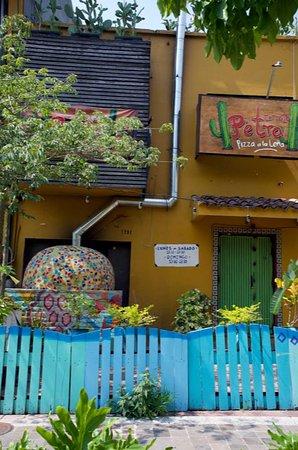 Terraza Petra Pizza a la Lena