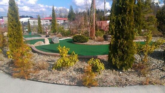 Hi-Knoll Driving Range & Mini-Golf