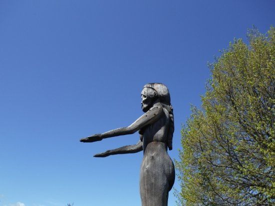 Nuu-Chah-Nulth Whaling Canoe Sculpture